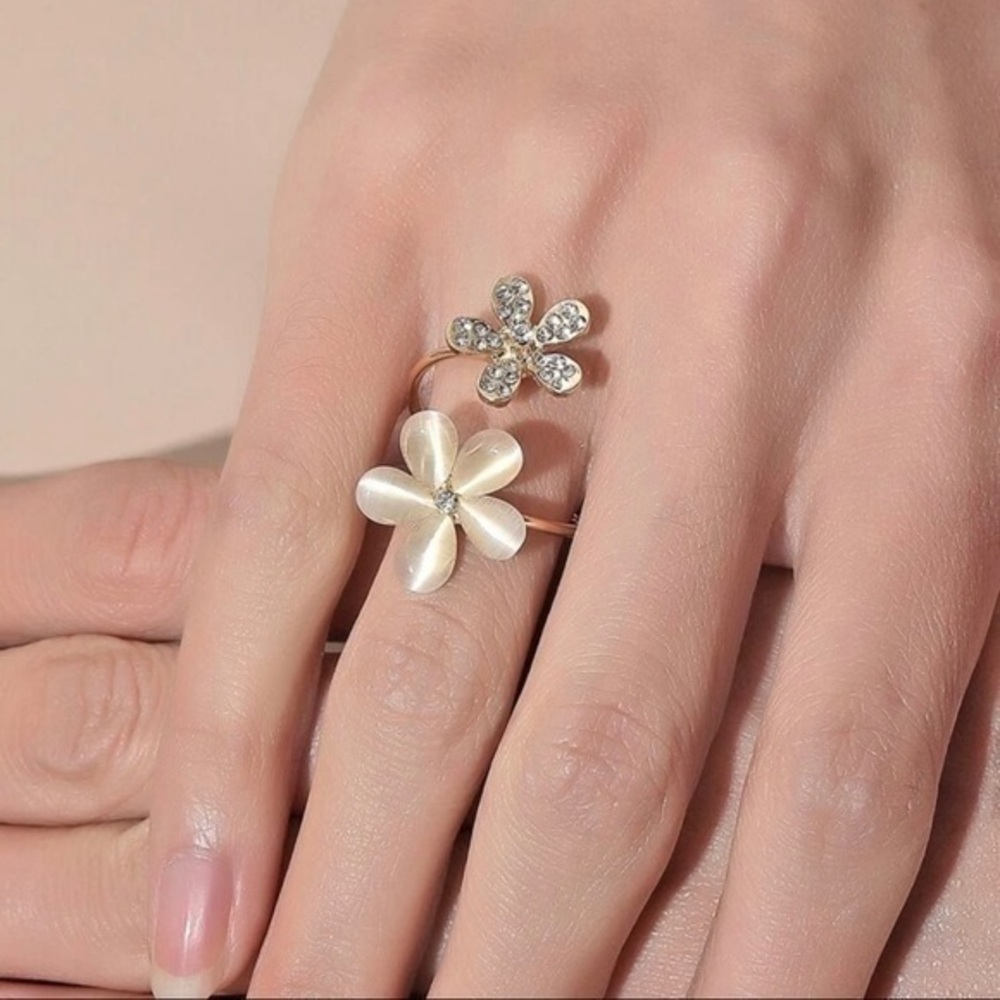 3/$30 💛 Rhinestone Flower Cuff Ring